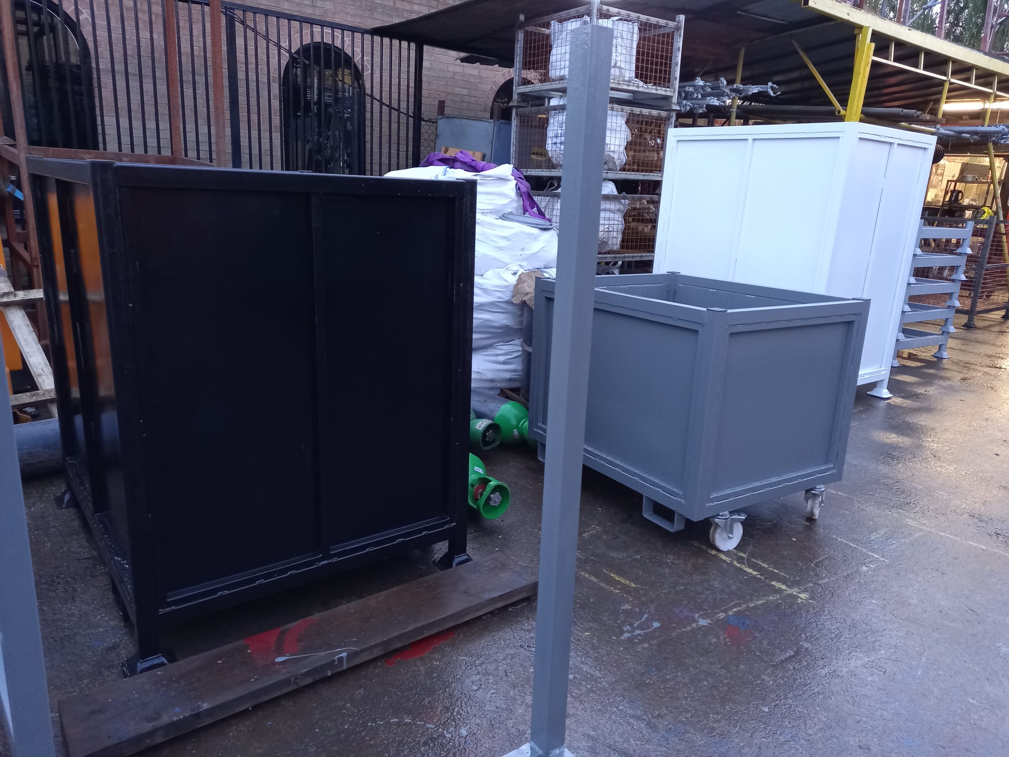 Reinforced Steel Plated Bin with FLC & Castors - Image 4