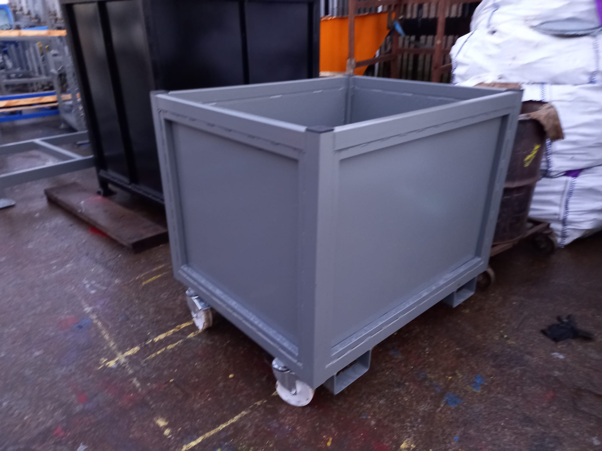 Reinforced Steel Plated Bin with FLC & Castors - Image 2