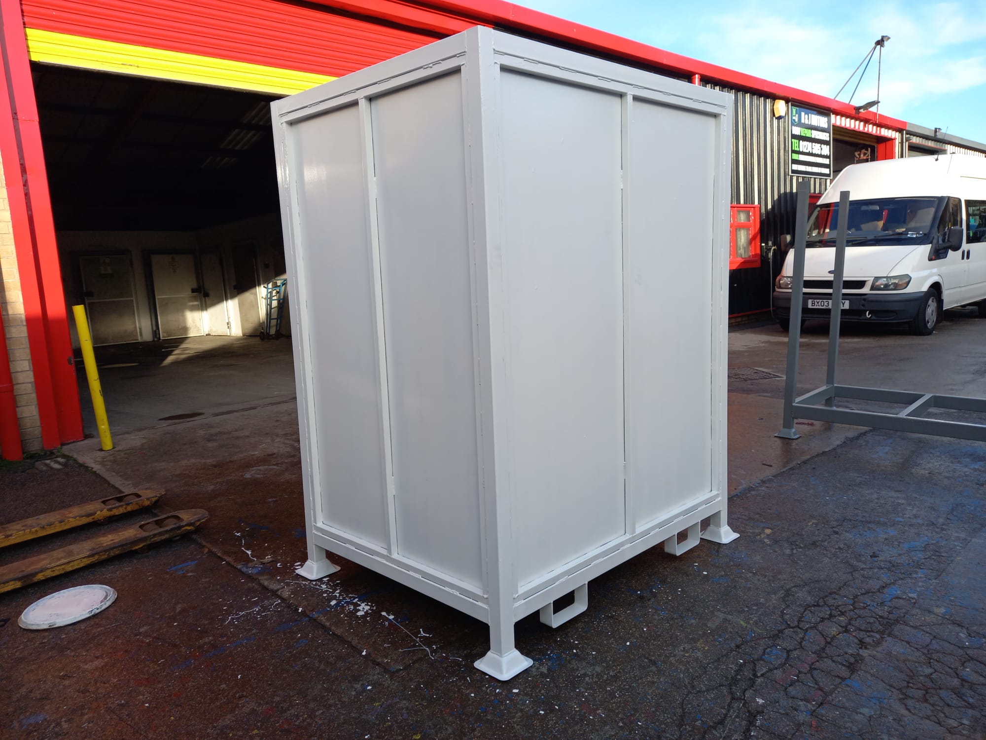 Reinforced Steel Plated Bin with FLC & Castors - Image 6
